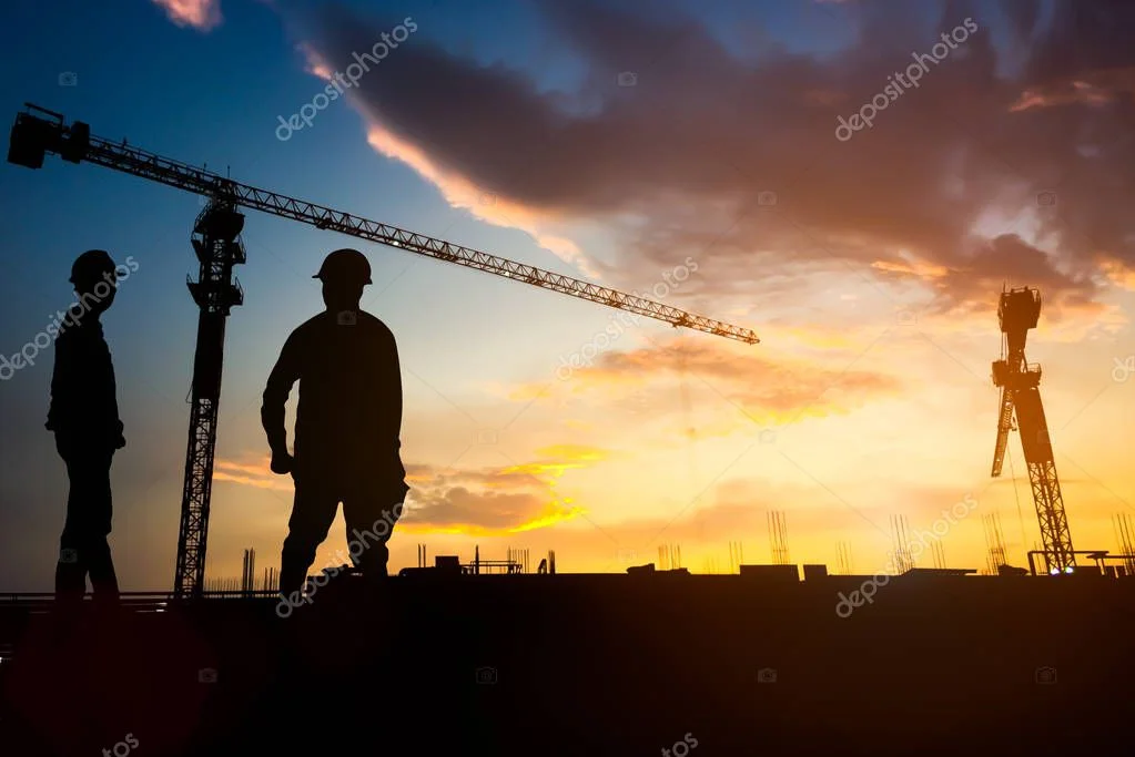 Baustelle mit Kran und Skyline im Hintergrund