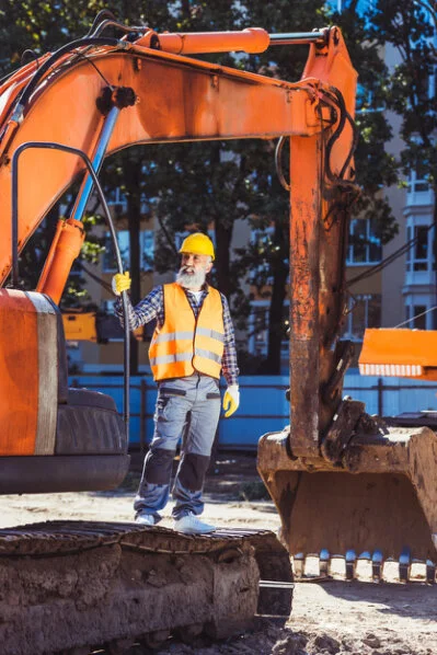 Baumaschinenführer bedient einen Bagger auf der Baustelle