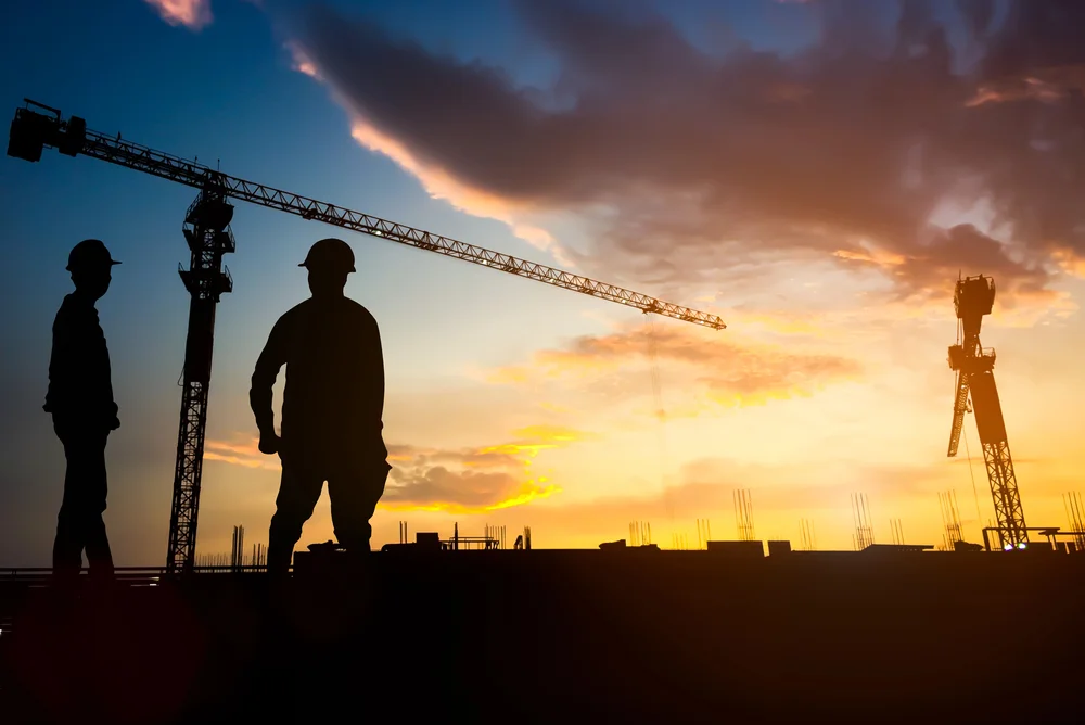 Baustelle mit Kran und Skyline im Hintergrund